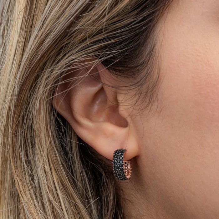 Cercei Eternity din Argint 925 Placati cu Rodiu Roz și Trei Randuri Pietre Cubic Zirconia Negre